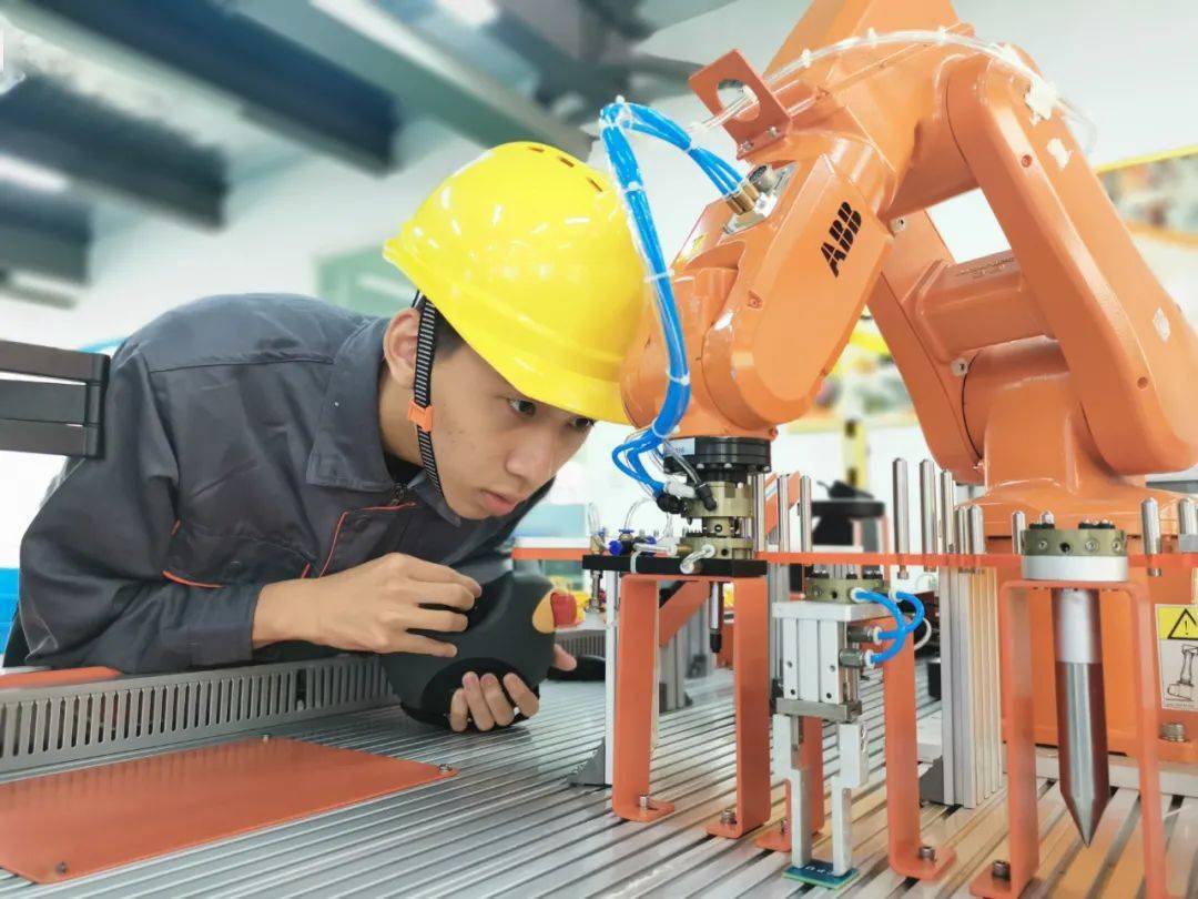 福建工业学校 中职旗舰赋能，工业机器人专业助力学子拥抱出彩人生